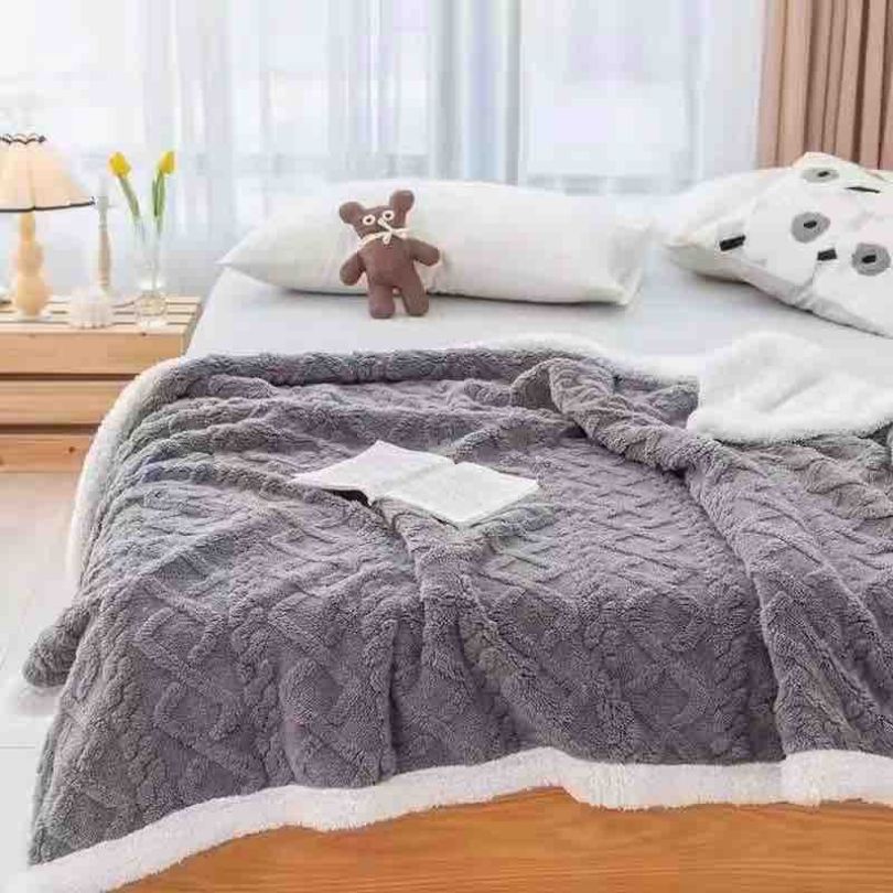 Patura blanita ultra pufoasa,  caldura si rasfat pentru casa ta | 1931-J 